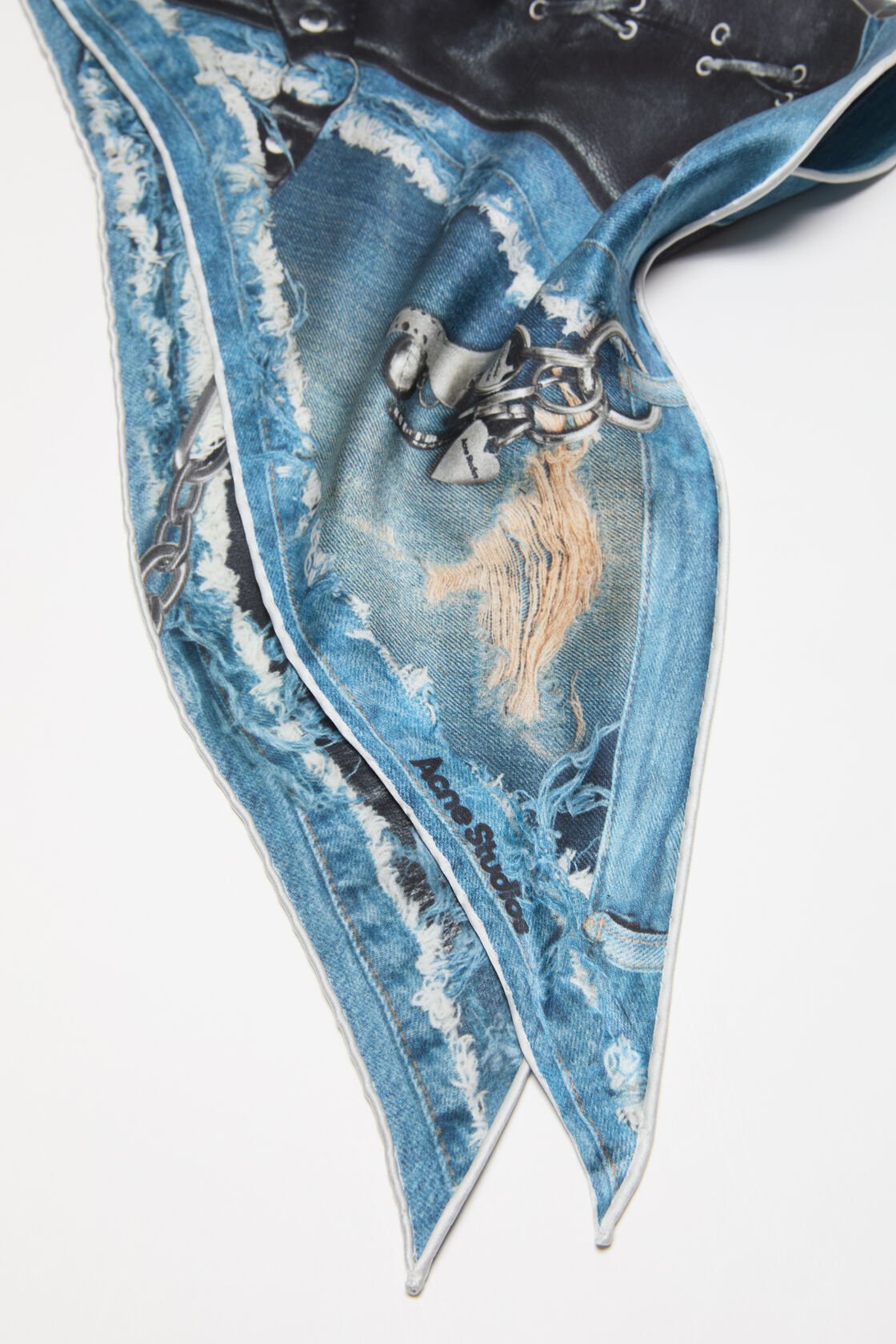 Målade sidenbandana