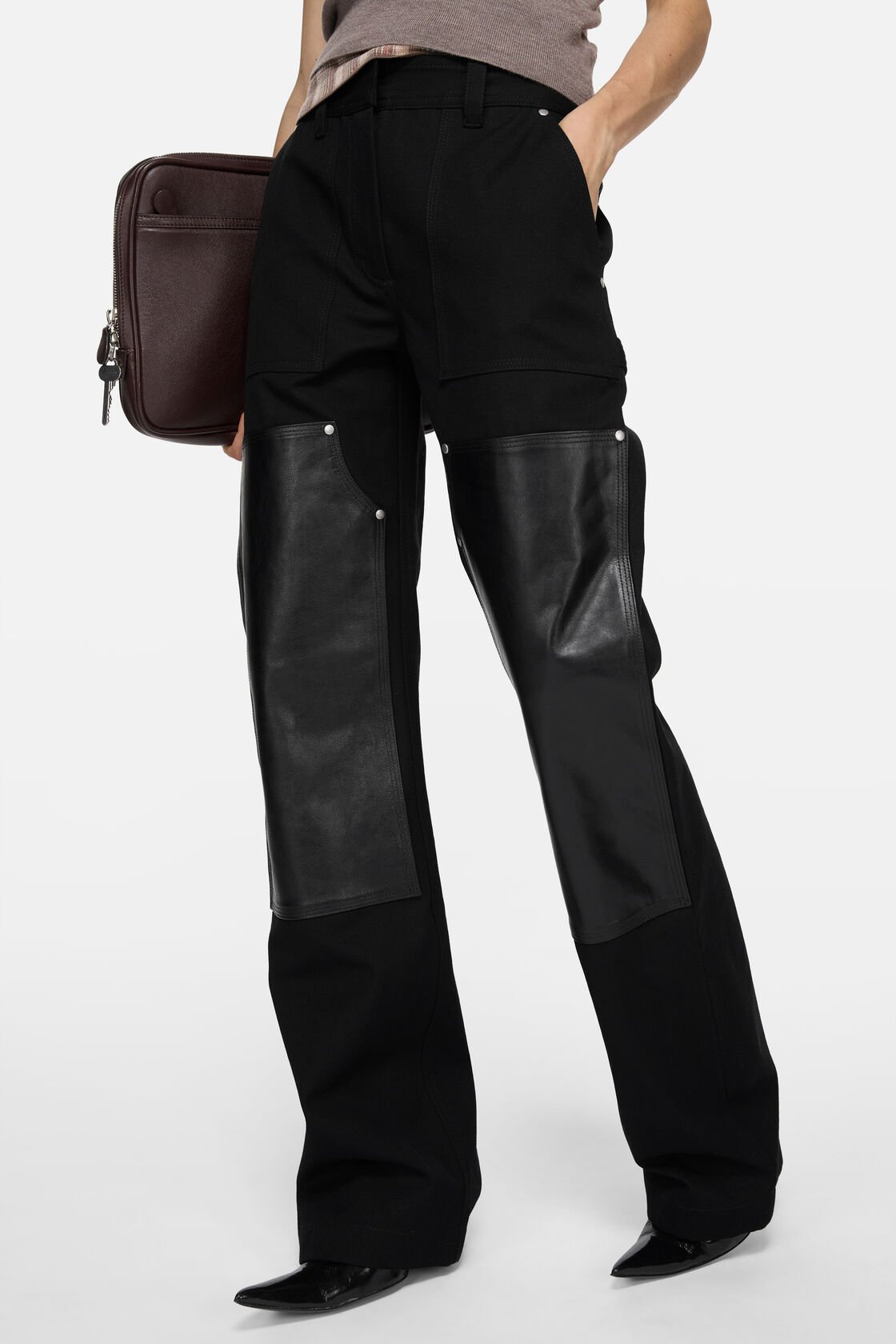 Kvinnliga jeans med läderplattor