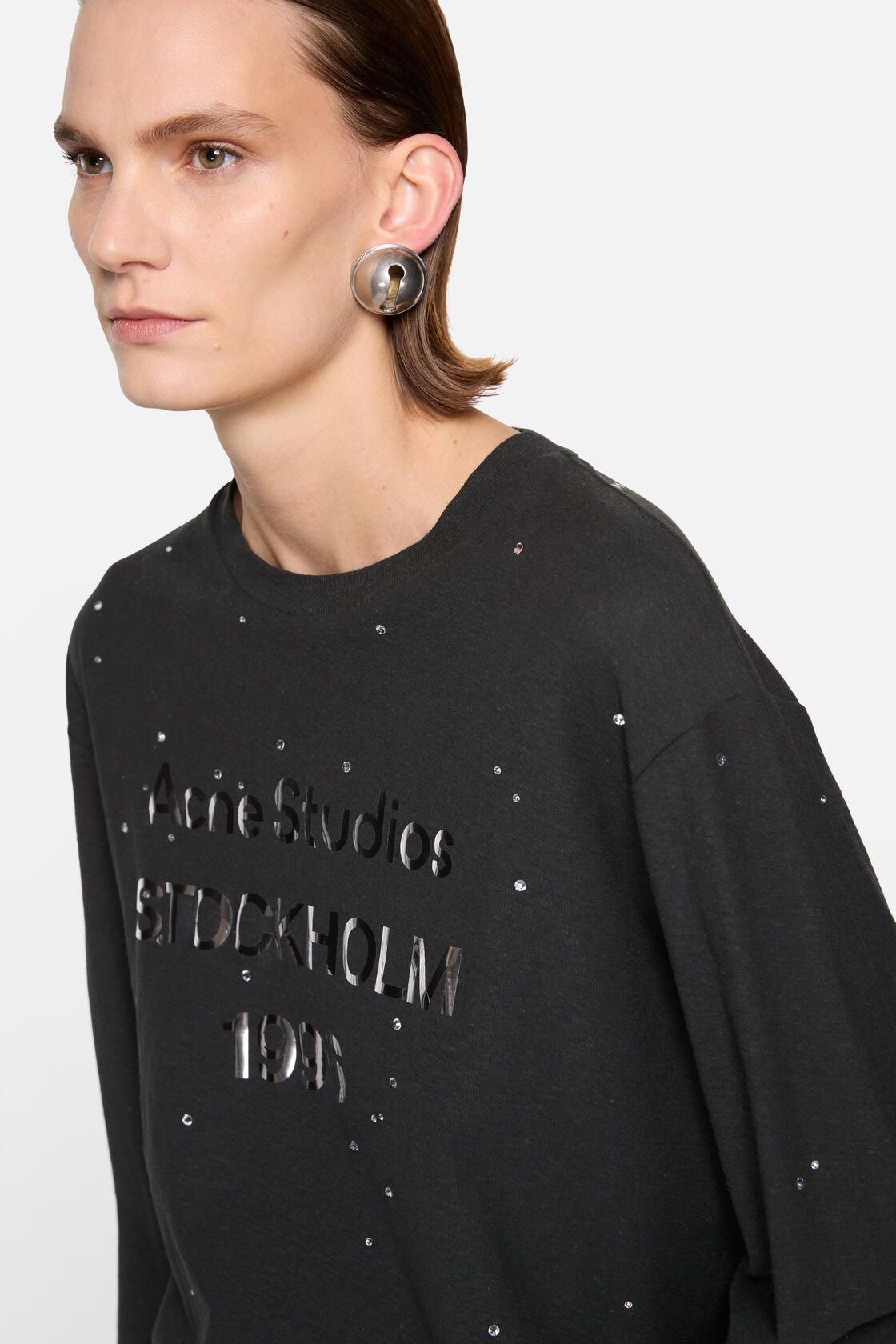 T-shirt med stenar och logotyp