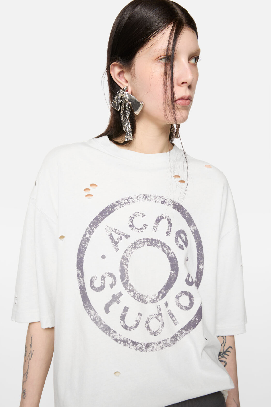 T-shirt med avslitna logotyp