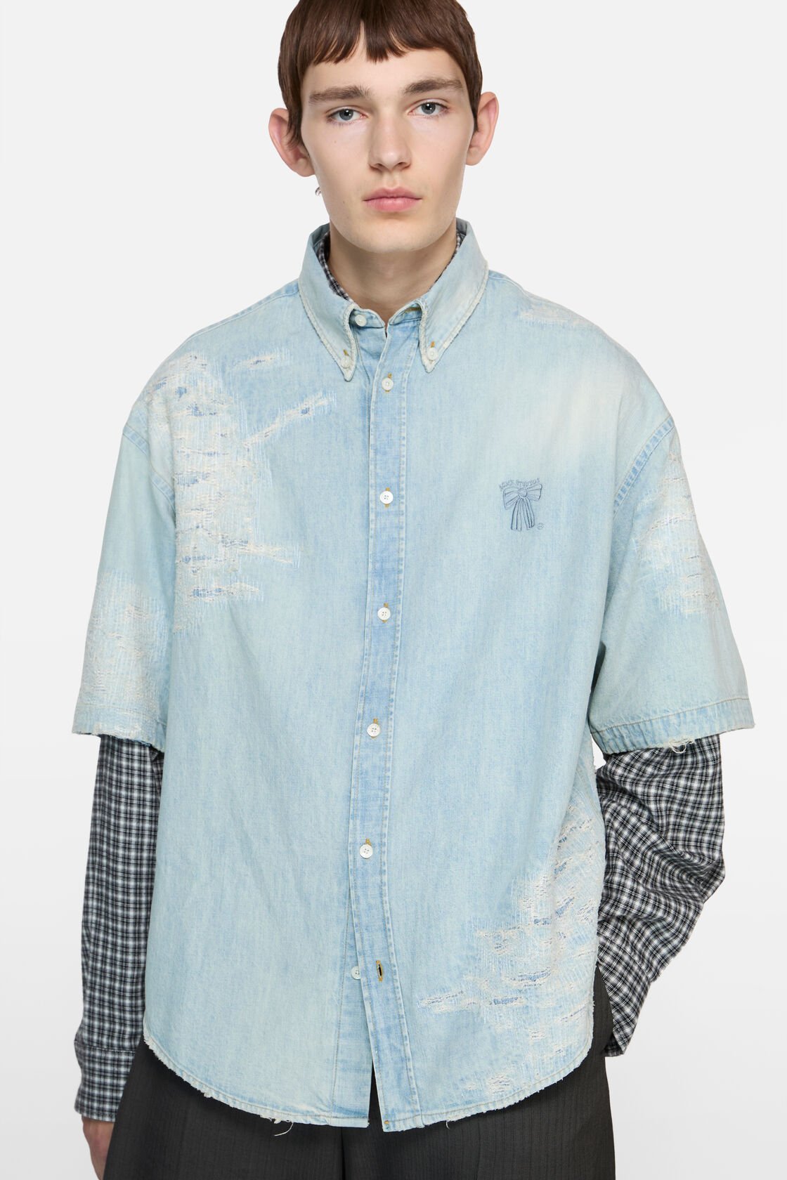 Reparerad denimshirt