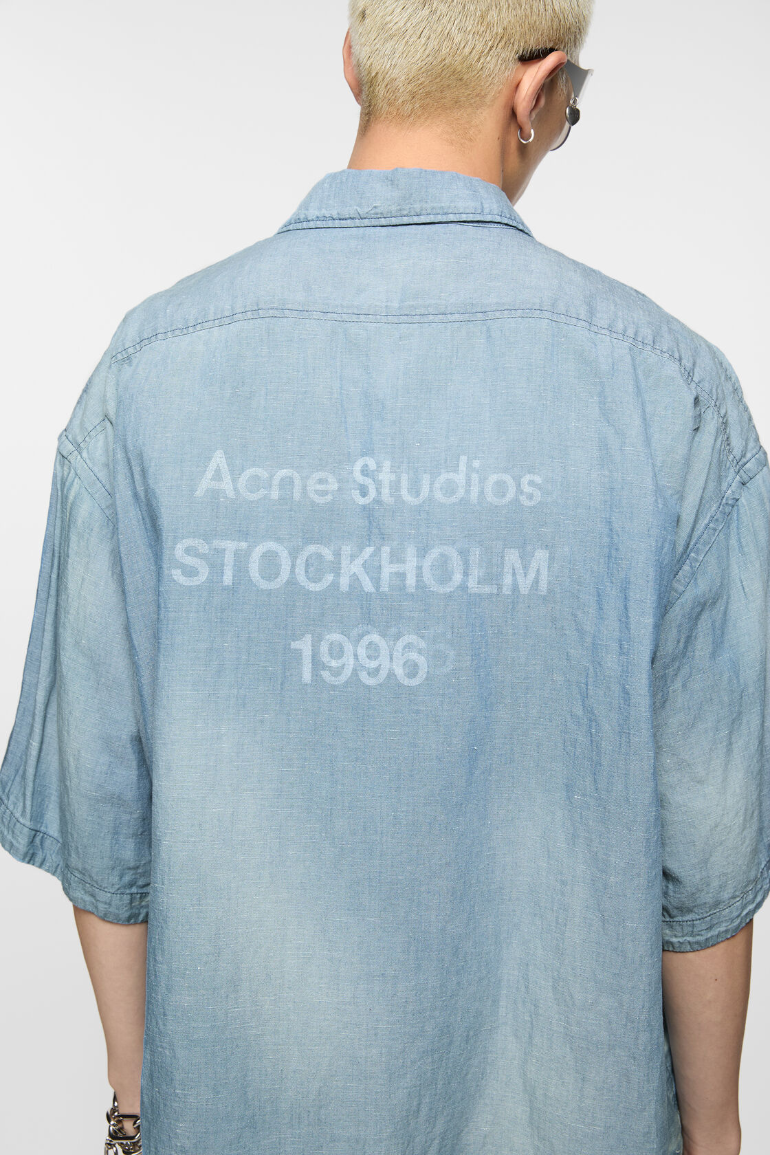 Knappad skjorta med logotypstämpel