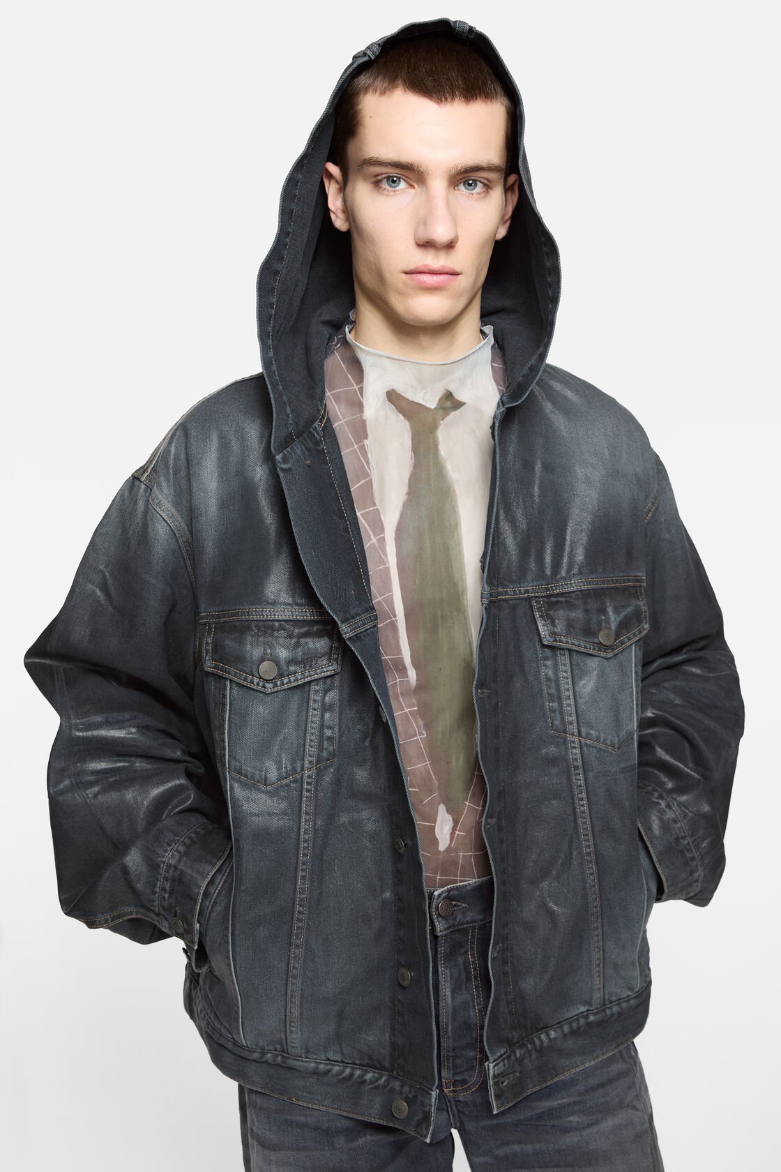 Tjock denimjacka med huvudplåt