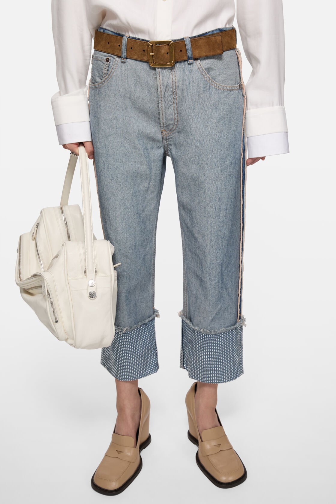 Denimbyxor med strålande knäppar