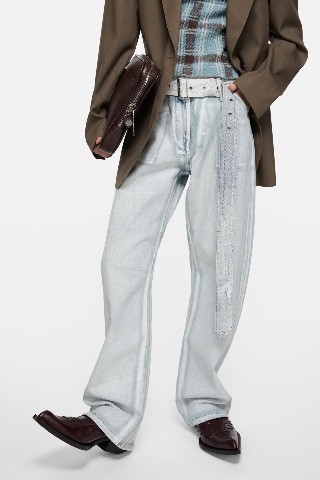 Kvinnliga jeans med värre